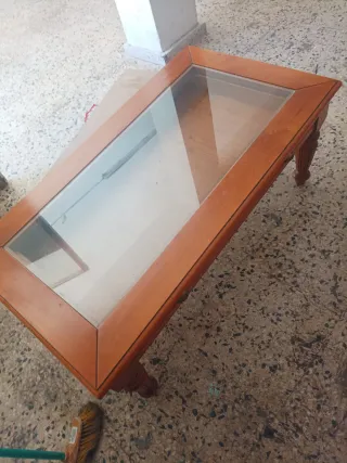 Mesa baja de madera maciza con cajon de cristal