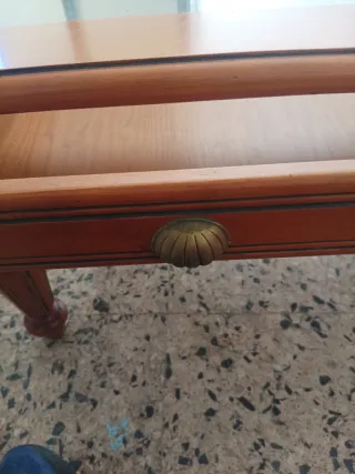 Mesa baja de madera maciza con cajon de cristal