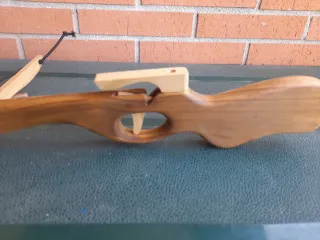 Ballesta artesanal de madera