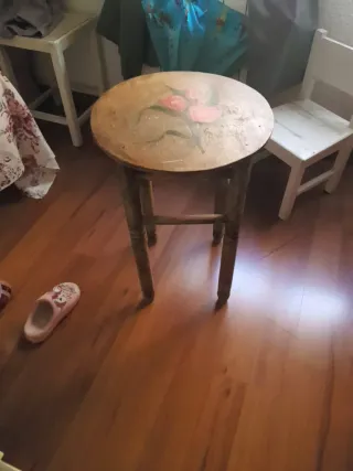 Mesita de madera pintada con flores