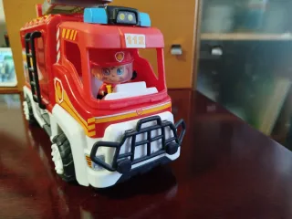 Camión de bomberos con accesorios