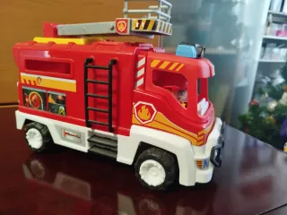Camión de bomberos con accesorios