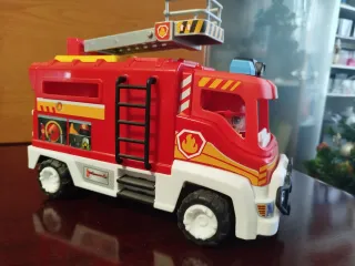 Camión de bomberos con accesorios
