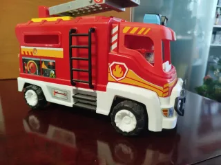 Camión de bomberos con accesorios
