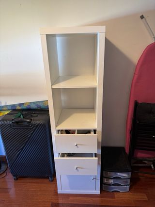 Estantería blanca con cajones y puerta