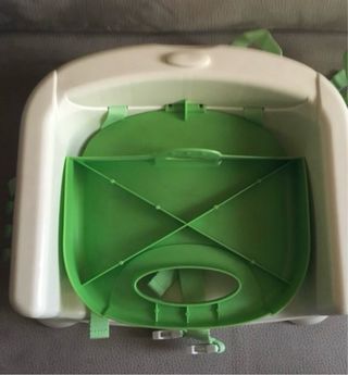 Trona de bebé plegable.