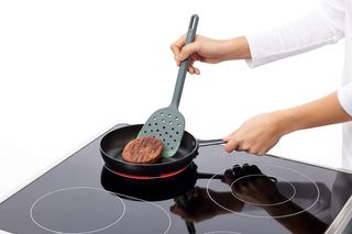 Set 5 Utensili da Cucina Lékué (Cucchiaio, Cucchiaio, Spatola, Scolapasta e Pinze) con Base, Collezione Essential