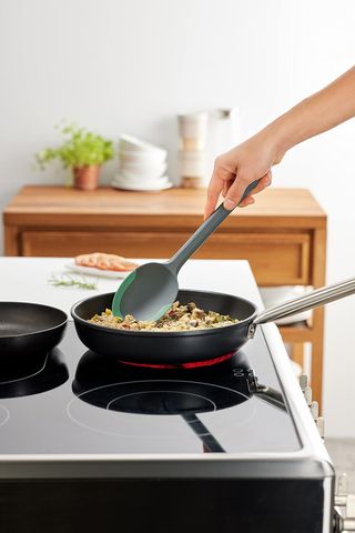 Set 5 Utensili da Cucina Lékué (Cucchiaio, Cucchiaio, Spatola, Scolapasta e Pinze) con Base, Collezione Essential