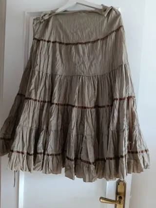 Falda larga beige con cintas marrones