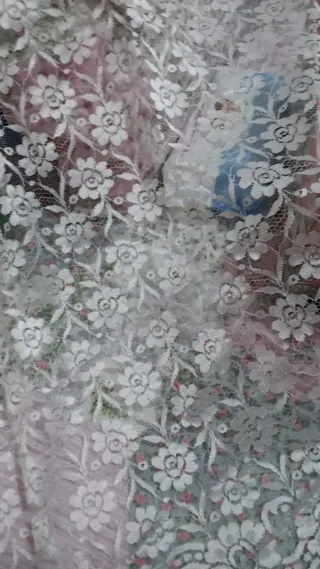 Mantilla de encaje blanco.