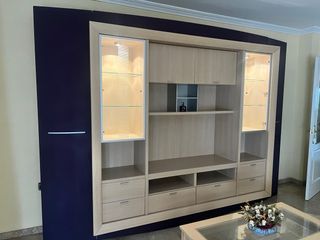 Mueble bar madera y cristal con luz