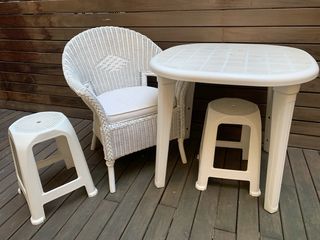 Conjunto Mesa, Sillón y 2 Taburetes