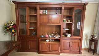 Mueble de salón de madera y cristal