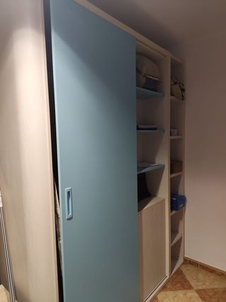 Armario juvenil puerta corredera y estantes