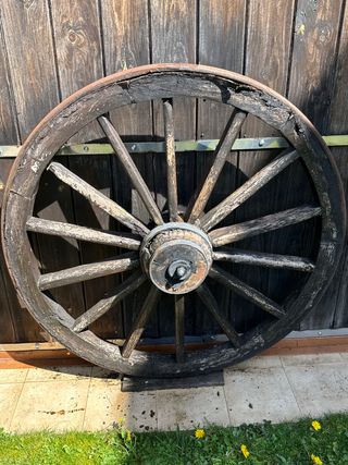 Rueda de carro antigua para restaurar