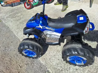 Quad eléctrico infantil azul