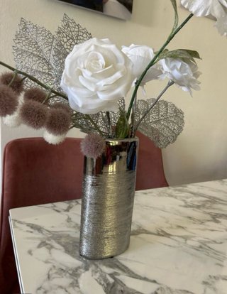Vaso metallo con fiori artificiali