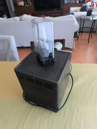 Cafetera Nespresso Plata y Negra
