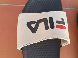 Chanclas Fila Blancas y Negras