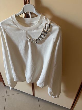 Maglia bianca con catena argento