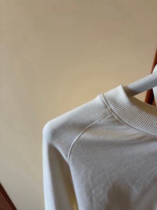 Maglia bianca con catena argento