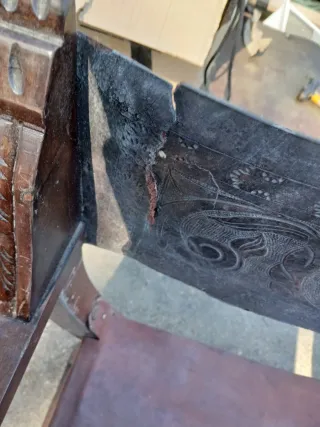 Silla antigua de madera y cuero