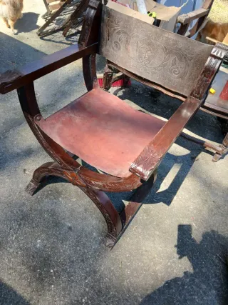 Silla antigua de madera y cuero