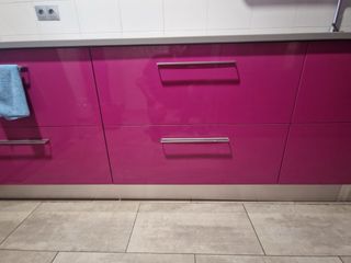 Puertas de cocina fucsia