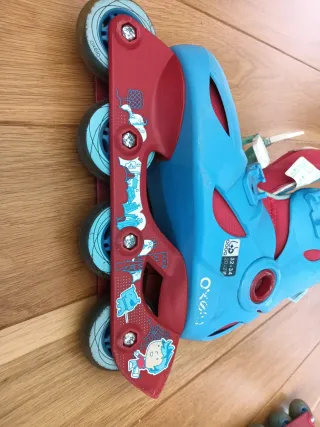 Patines azules T32-34 con casco y protecciones