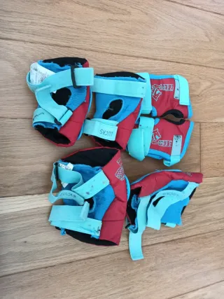 Patines azules T32-34 con casco y protecciones