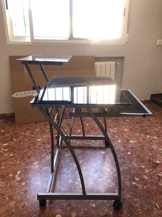 Mesa de cristal negra con ruedas