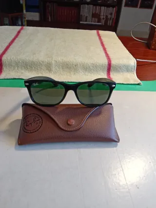Gafas de Sol Ray-Ban Negras con Funda Marrón