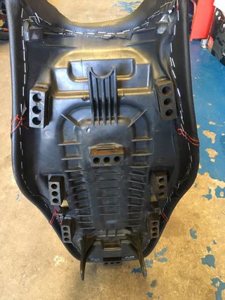 Asientos Keeway RKV Negro con Costuras Rojas