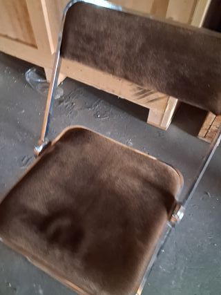 Silla plegable marrón y cromada