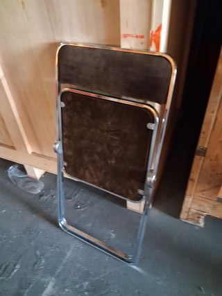 Silla plegable marrón y cromada