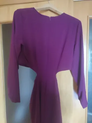 Vestido midi burdeos de Zara