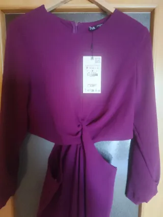 Vestido midi burdeos de Zara