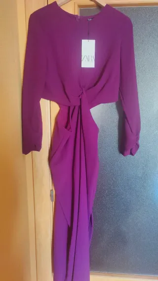 Vestido midi burdeos de Zara