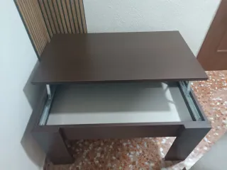 Mesa auxiliar elevable color wengue