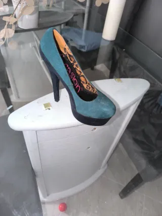 Zapatos de tacón azul y negro