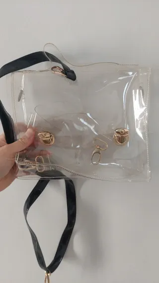Bolso transparente con detalles dorados
