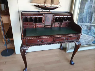 Escritorio bureau madera y cuero. Nuevo a estrenar