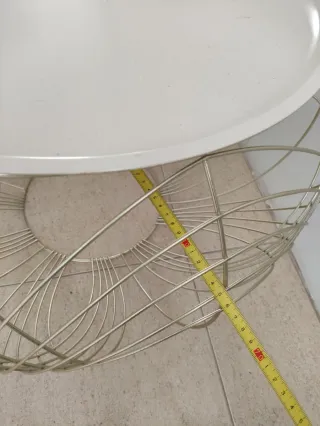 Mesa baja dorada y beige de metal