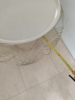 Mesa baja dorada y beige de metal