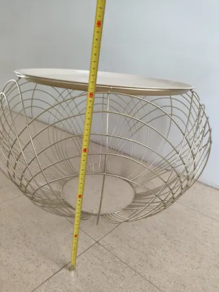 Mesa baja dorada y beige de metal