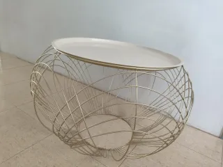 Mesa baja dorada y beige de metal