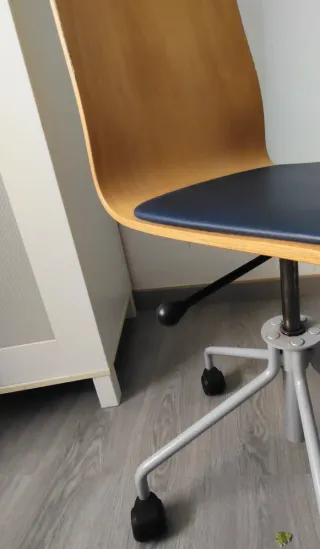 Silla de madera y plástico