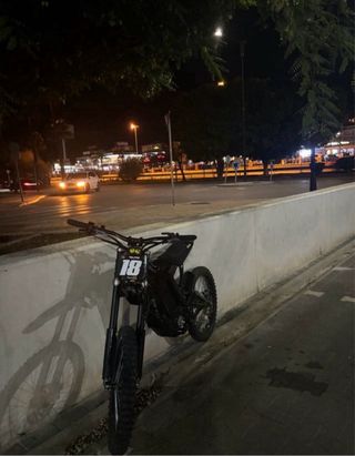 Surron Light Bee X custom negra