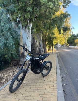 Surron Light Bee X custom negra