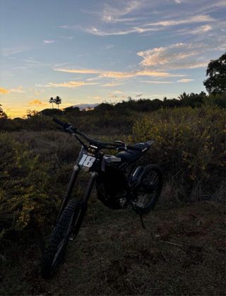 Surron Light Bee X custom negra